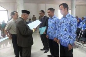 Sekda Yosep Setiawan Menyerahkan SK Kenaikan Pangkat Kepada Perwakilan PNS
